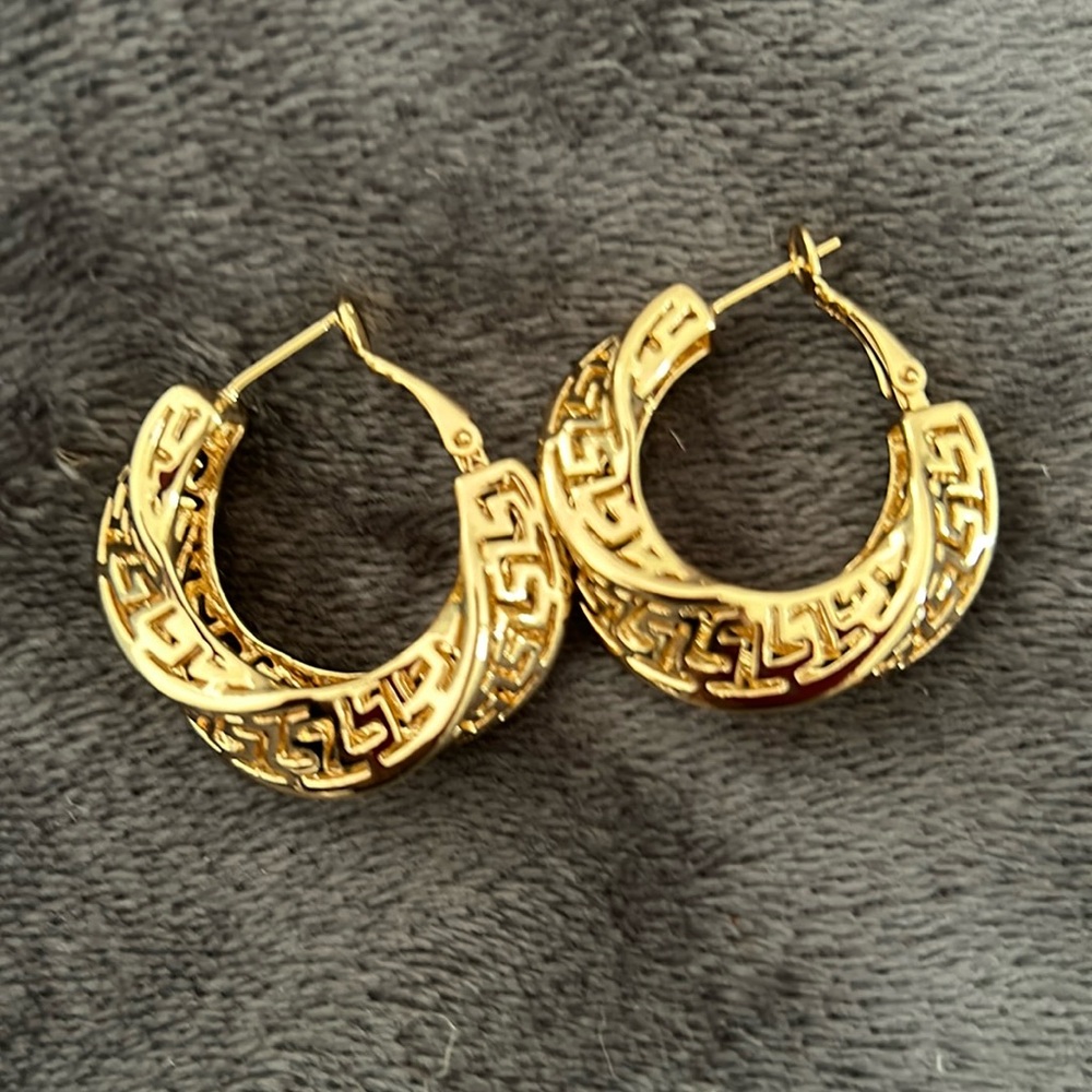 WOMEN’S 14K GOLD PLATED HOOP EARINGS